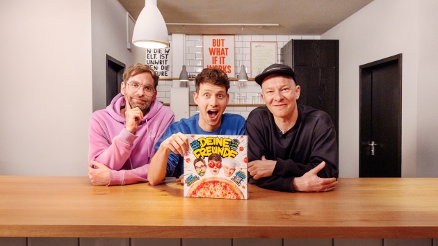 Gustavo Gusto launcht Pizza mit der Kinderband 'Deine Freunde' - Gustavo Gusto und die Kinderband 'Deine Freunde' präsentieren eine gemeinsame Tiefkühlpizza - Quelle: Gustavo Gusto